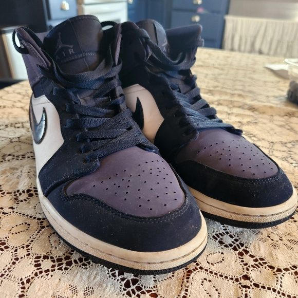 9.5 Air Jordan Nike Throwback Sneaker, Navy & White. Used, not abused! - Picture 2 of 9